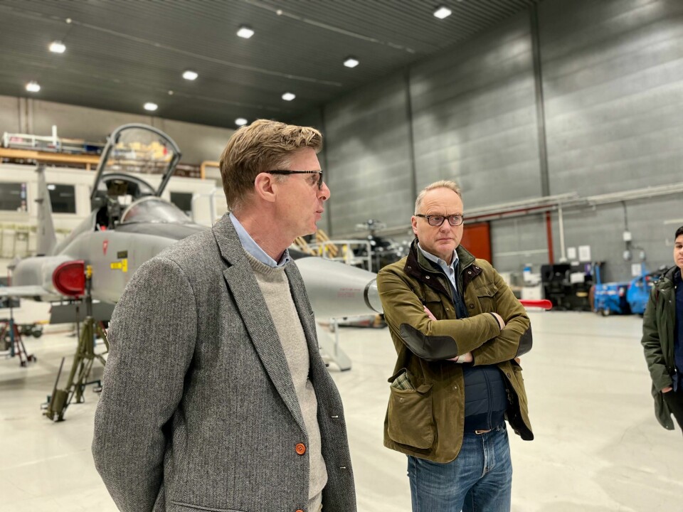 Lars Ness fra Norwegian Spitfire Foundation og Erling Kjærnes fra Forsvarets Museer. Restaurering Spitfire-jagerfly, Sola vgs
