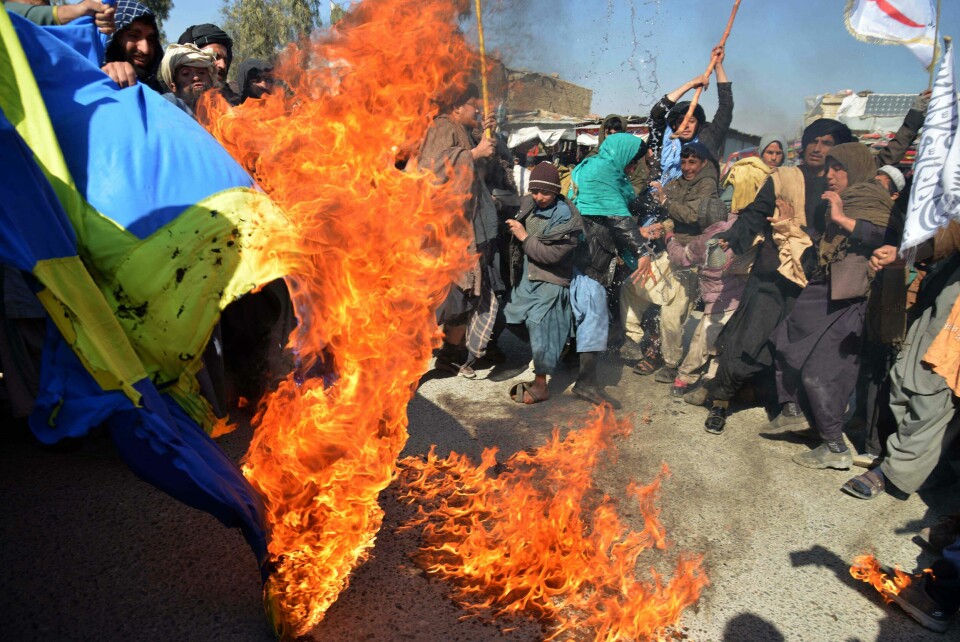 Demonstranter i Kandahar i Afghanistan brenner et svensk flagg 25. januar i år. Dette for å vise sin avsky over at den svensk-danske høyreekstremisten Rasmus Paludan fikk svenske myndigheters tillatelse til å brenne Koranen foran Tyrkias ambassade. Demonstranter i Kandahar i Afghanistan brenner et svensk flagg 25. januar i år. Dette for å vise sin avsky over at den svensk-danske høyreekstremisten Rasmus Paludan fikk svenske myndigheters tillatelse til å brenne Koranen foran Tyrkias ambassade.