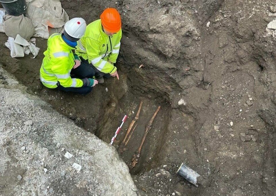 Under graving for å legge et rør i desember i fjor ble det oppdaget et skjelett som arkeologene antar at kan dateres tilbake til 1100-tallet. Dette skjelettet er nå inne til analyse Under graving for å legge et rør i desember i fjor ble det oppdaget et skjelett som arkeologene antar at kan dateres tilbake til 1100-tallet. Dette skjelettet er nå inne til analyse