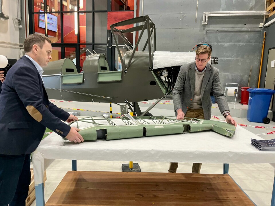 Sideroret til Spitfire-flyet løftes fra en kassen til et bord av Espen Tjetland, lærer ved flyfag, og direktør i Norwegian Spitfire Foundation. Restaurering Spitfire-jagerfly, Sola vgs