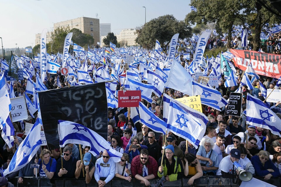 De omfattende protestene mot den israelske regjeringens varslede reform av landets rettsvesen, fortsetter. Dette bildet er fra mandagens demonstrasjon utenfor landets nasjonalforsamling. De omfattende protestene mot den israelske regjeringens varslede reform av landets rettsvesen, fortsetter. Dette bildet er fra mandagens demonstrasjon utenfor landets nasjonalforsamling. Foto: AP / NTB