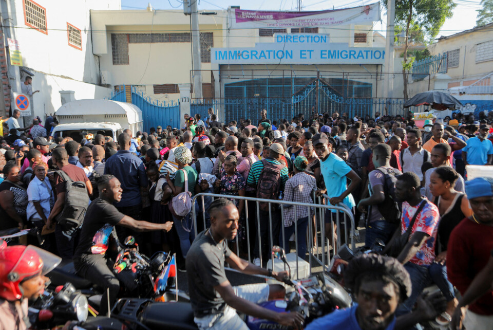 Haitiere sto i lange køer utenfor et migrasjonskontor i Port-au-Prince 15. februar for å søke om pass. Haitiere sto i lange køer utenfor et migrasjonskontor i Port-au-Prince 15. februar for å søke om pass.