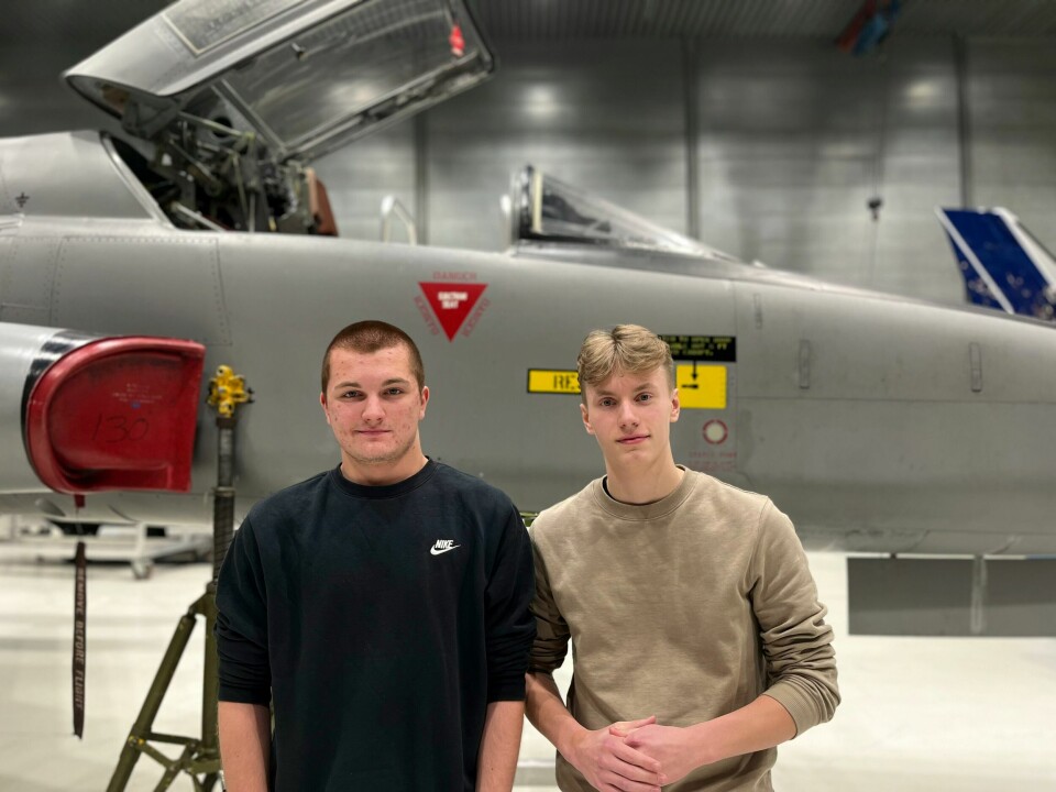 Eik Vold og Mikael Dalsbø går i andre klasse på Sola videregående skole, avdeling flyfag. Restaurering Spitfire-jagerfly, Sola vgs