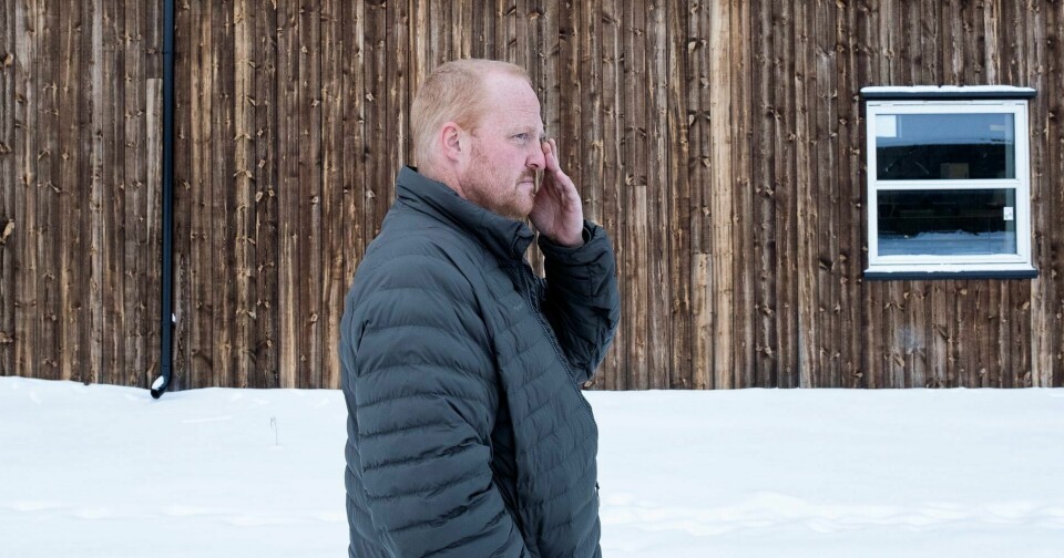 Rune Sundmoen står utafor bygningen han falt ned fra i 2010. 13 år senere har han ikke sett noe til pengene fra erstatninga han har krav på. Rune Sundmoen står utafor bygningen han falt ned fra i 2010. 13 år senere har han ikke sett noe til pengene fra erstatninga han har krav på.