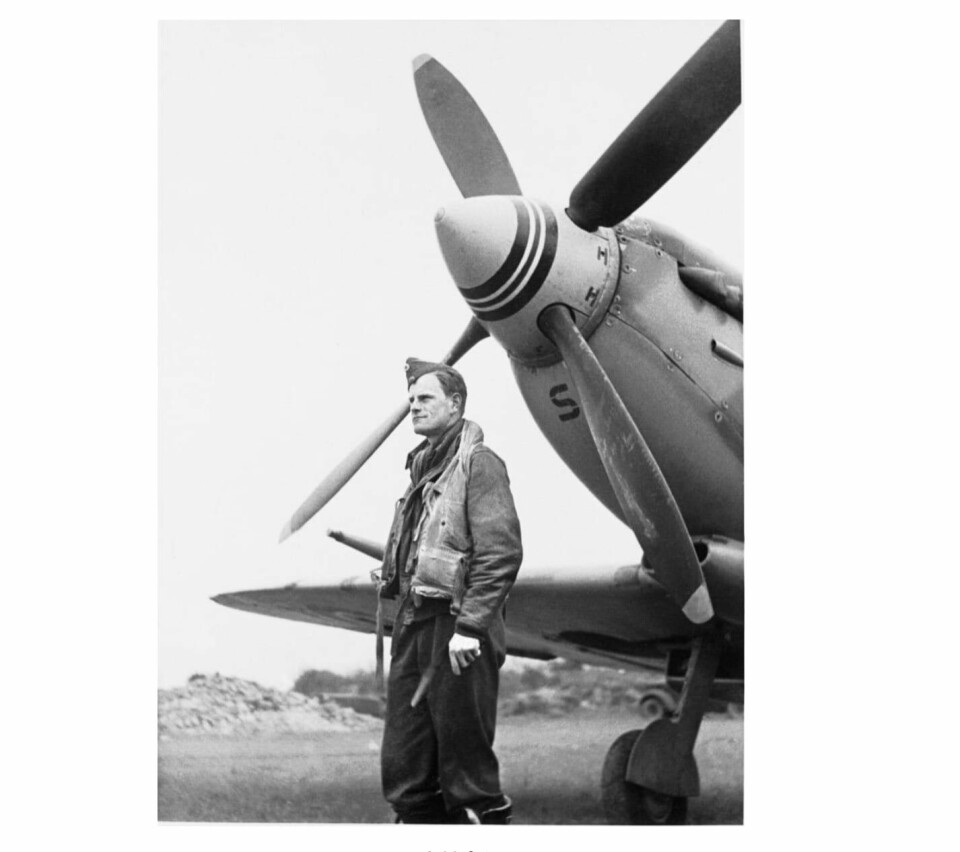 29. desember 1944 måtte den norske fenriken Carl Jacob Stousland nødlandet på et jorde i Nederland. For den unge piloten ble dette starten på den lengste flukten gjennom okkupert område for noen alliert flyver - 79 døgn. 29. desember 1944 skjøt også den norske fenriken Carl Jacob Stousland ned en Focke-Wulf Fw190 over Tubbergen i okkuperte Nederland med denne Spitfiren. Flyet fikk skader i disseluftkampene, og Stousland nødlandet på et jorde. For den unge piloten ble dette starten på denlengste flukten gjennom okkupert område for noen alliert flyver - 79 døgn.