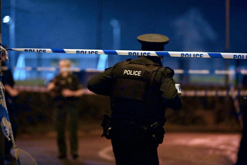 Politiet undersøker åstedet i Omagh, der en politimann ble kritisk skadd i en skyteepisode onsdag kveld. Politiet undersøker åstedet i Omagh, der en politimann ble kritisk skadd i en skyteepisode onsdag kveld. Foto: Oliver McVeigh / PA via AP / NTB