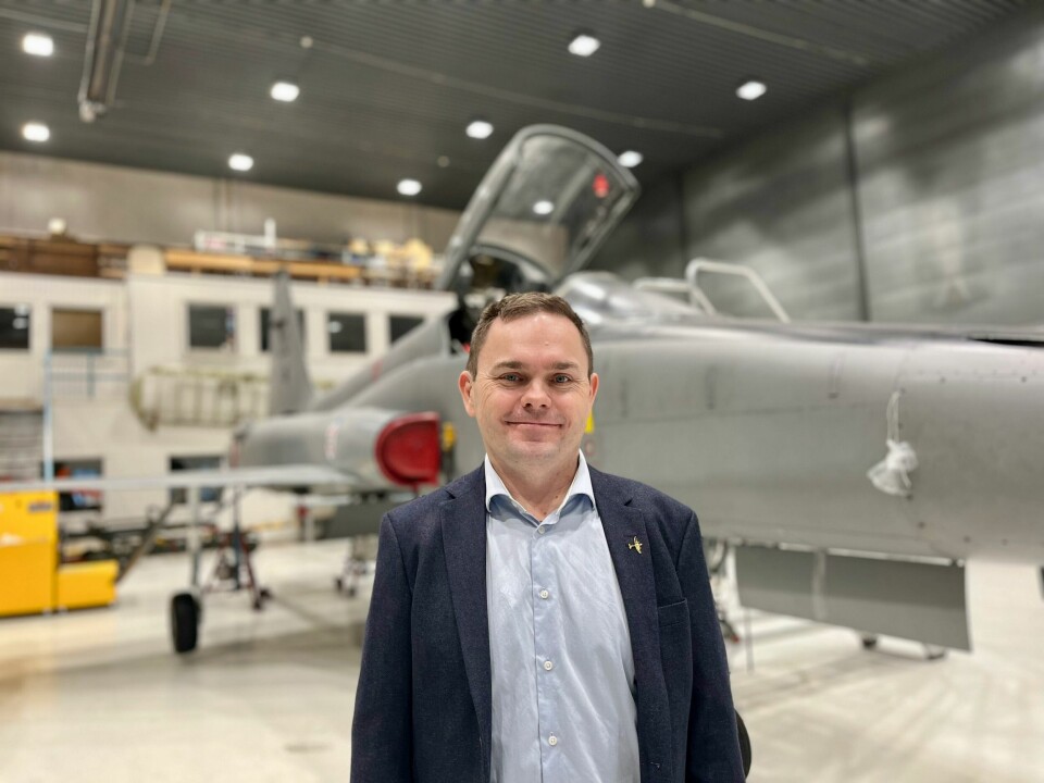Espen Tjetland er lærer ved Sola videregående skole, avdeling flyfag, og en av syv norske piloter som har tillatelse til å fly Spitfire-fly. Restaurering Spitfire-jagerfly, Sola vgs