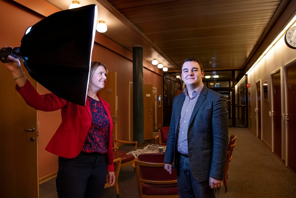 Espen Teigen, tidligere politisk rådgiver og spinndoktor for Frp-leder Sylvi Listhaug, fotografert første gang han forlot Frp for å bli journalist i Nettavisen. Mann og kvinne i gang.