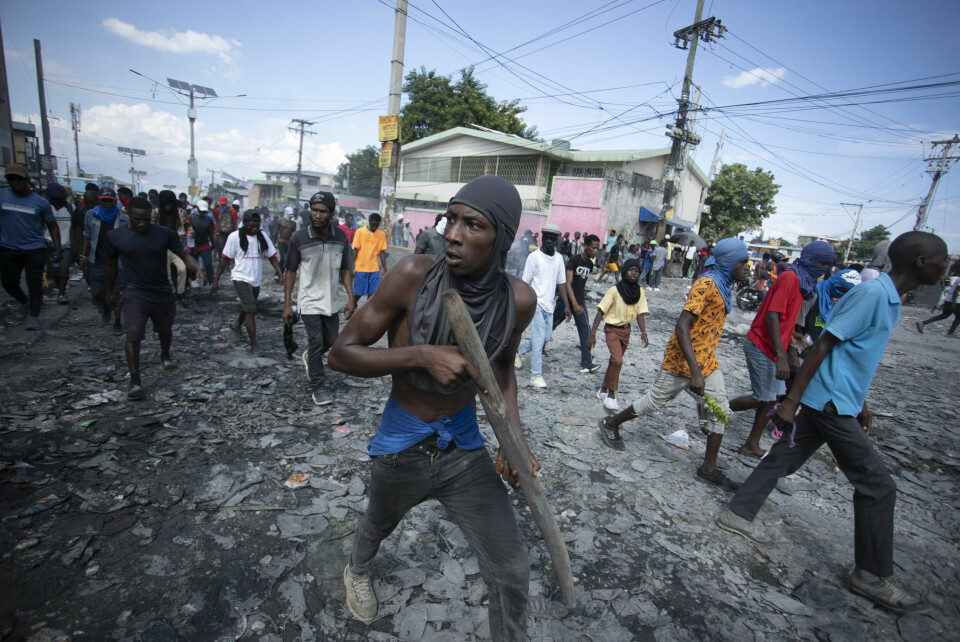 En demonstrant med et trestykke under en demonstrasjon mot statsminister Ariel Henry i januar. Rundt 60 prosent av Haitis hovedstad Port-au-Prince var da dominert av gjengvold, ifølge FN. En demonstrant med et trestykke under en demonstrasjon mot statsminister Ariel Henry i januar. Rundt 60 prosent av Haitis hovedstad Port-au-Prince var da dominert av gjengvold, ifølge FN.