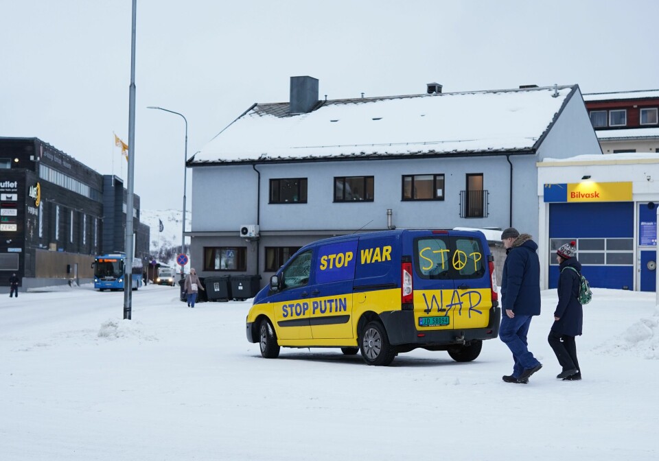 Midt i Kirkenes har denne bilden stått siden i fjor. Det er russiske Anton Kalinin som er mannen bak demonstrasjonen. Midt i Kirkenes har denne bilden stått siden i fjor. Det er russiske Anton Kalinin som er mannen bak demonstrasjonen.