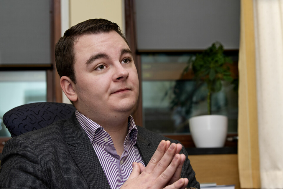 Espen Teigen har to ganger gått fra Frp til Nettavisens redaksjon. Nå gransker Nettavisen Teigens saker på jakt etter presseetiske brudd og økonomiske koblinger til kilder. Mann