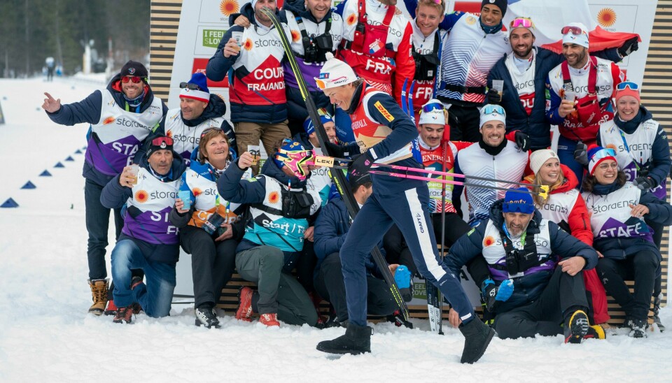 Johannes Høsflot Klæbo fra Norge går forbi fransk jubel etter sprintfinalen torsdag. Johannes Høsflot Klæbo fra Norge går forbi fransk jubel etter sprintfinalen torsdag.