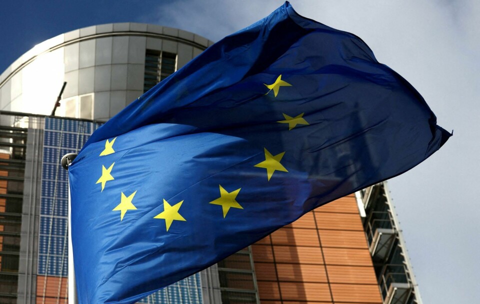 EU-flagg utenfor EU-kommisjonens hovedkvarter i Brussel. EU-flagg utenfor EU-kommisjonens hovedkvarter i Brussel.