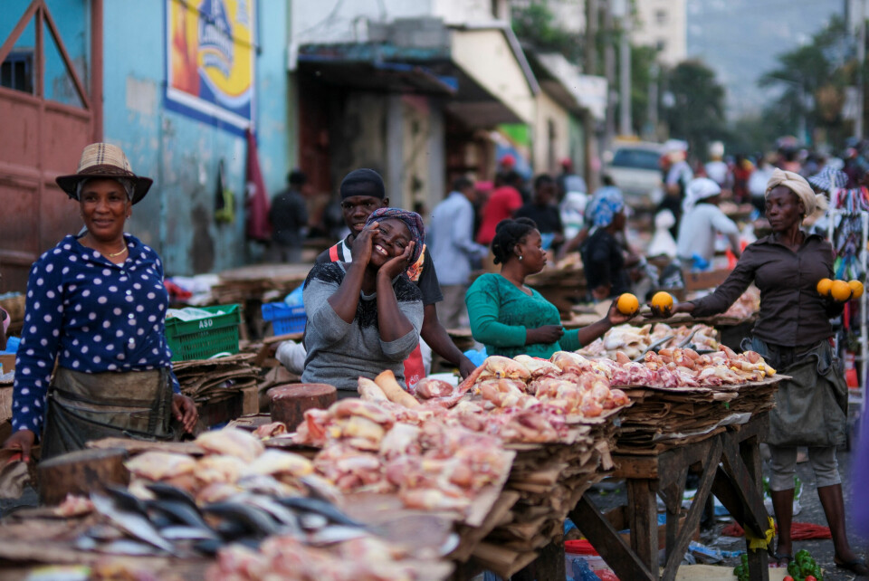 Aktivitet på et marked i Port-au-Prince få dager etter at politiet blokkerte gater og brøt seg inn på flyplassen med krav om rettferdighet for politifolk drept av væpnede gjenger. Aktivitet på et marked i Port-au-Prince få dager etter at politiet blokkerte gater og brøt seg inn på flyplassen med krav om rettferdighet for politifolk drept av væpnede gjenger.