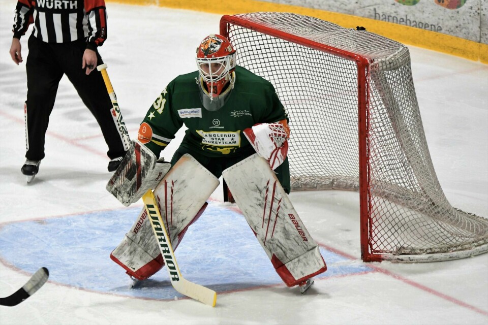 Keeper Albert Adamsen og resten av MS-laget jaktes av Ringerike i kampen om den siste sluttspillplassen. Albert Adamsen sto en glimrende kamp for Manglerud Star, og ble sammen med Bryhnisveen den store helten i straffeslagskonkurransen.