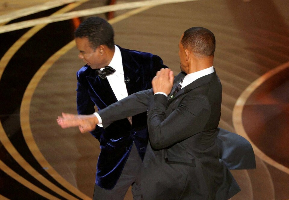 Skuespiller Will Smith slår komiker og programleder Chris Rock i ansiktet på Oscar-utdelingen 27. mars 2022. Skuespiller Will Smith slår komiker og programleder Chris Rock i ansiktet på Oscar-utdelingen 27. mars 2022.