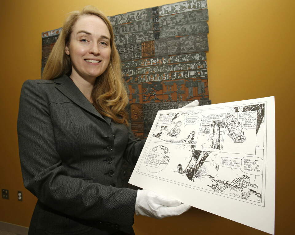 Bilder av tegneren Bill Watterson er vanskelig å oppdrive. Men originale «Calvin and Hobbes»-striper tegnet av Bill Watterson er utstilt ved Billy Ireland Cartoon Library & Museum i Columbus, Ohio, som blant annet har 300.000 originale striper publisert i amerikanske aviser i arkivet sitt. Kurator Jenny Robb viser fram Wattersons arbeid. Bilder av tegneren Bill Watterson er vanskelig å oppdrive. Men originale «Calvin and Hobbes»-striper tegnet av Bill Watterson er utstilt ved Billy Ireland Cartoon Library & Museum i Columbus, Ohio, som blant annet har 300.000 originale striper publisert i amerikanske aviser i arkivet sitt.