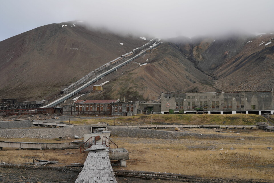 Pyramiden er et fraflyttet russisk gruvesamfunn på Svalbard. Det er et av de mest populære turistmålene på øygruppen. Pyramiden er et fraflyttet russisk gruvesamfunn på Svalbard. Det er et av de mest populære turistmålene på øygruppen.