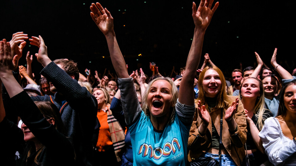 Publikum lot seg ikke be to ganger. Röyksopp i Oslo Spektrum. Röyksopp i Oslo Spektrum.
