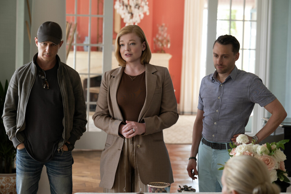 De tre arvingene til Roy-imperiet fortsetter kampen om å bli far Logans etterfølger og ny adm. dir. Om det er en av dem som har vært på Norge-besøk får vi snart vite. Fra venstre Kendall (Jeremy Strong), Shiv (Sarah Snook) og Roman (Kirean Culkin). De tre arvingene til Roy-imperiet fortsetter kampen om å bli far Logans etterfølger og ny adm. dir. Om det er en av dem som har vært på Norge-besøk får vi snart vite. Fra venstre Kendall (Jeremy Strong), Shiv (Sarah Snook) og Roman (Kirean Culkin).