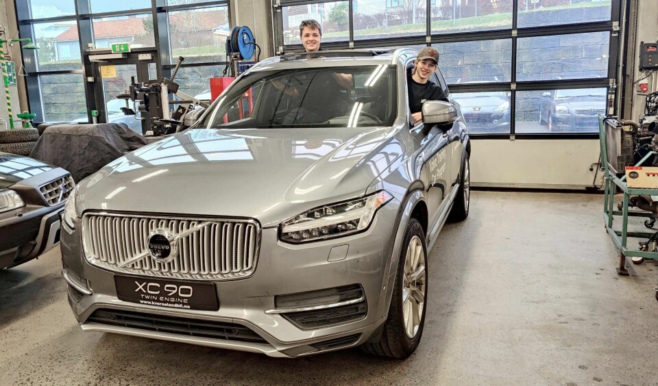 Denne 2017-hybriden har elevene ved Gand videregående skole fått fra Volvo. Filip (i takluken) og Erlend gleder seg til å lære mer om teknologien i moderne biler. Denne 2017-hybriden har elevene ved Gand videregående skole fått fra Volvo. Filip (i takluken) og Erlend gleder seg til å lære mer om teknologien i moderne biler.