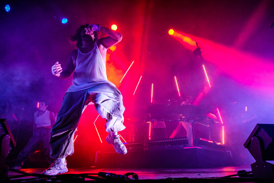 Danserne var med på å skape festen med Röyksopp i Oslo Spektrum. Röyksopp i Oslo Spektrum.
