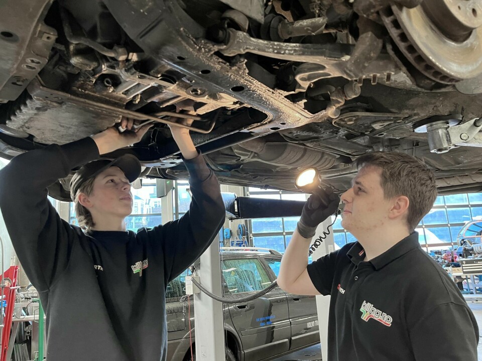 Erlend (til venstre) og Filip gleder seg til å få skru på en nyere bil, noe de får når 2017-hybridbilen fra Volvo ankommer skolen. Erlend (til venstre) og Filip gleder seg til å få skru på en nyere bil, noe de får når 2017-hybridbilen fra Volvo ankommer skolen.