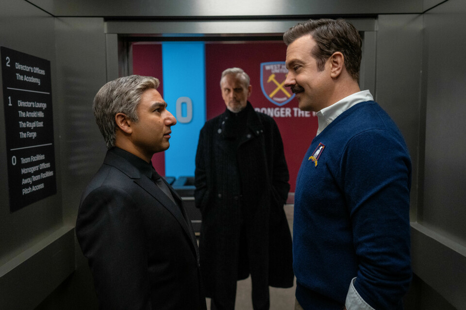 Premier Leagues mest likandes manager Ted Lasso (Jason Sudeikis) er klar for en ny sesong i engelsk topp-fotball, men uten Nate (Nick Mohammed) som har begynt å jobbe for West Ham United. Premier Leagues mest likandes manager Ted Lasso (Jason Sudeikis) er klar for en ny sesong i engelsk topp-fotball, men uten Nate (Nick Mohammed) som har begynt å jobbe for West Ham United.