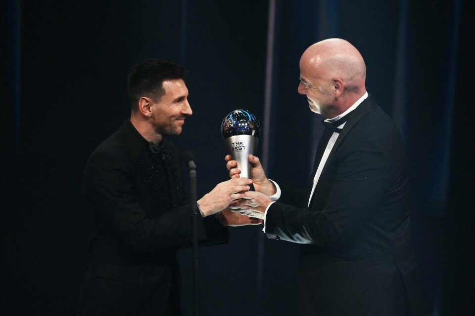 Argentinske Lionel Messi fikk Fifas «The Best»-pris for 2022 av FIFA-president Gianni Infantino. 35-åringen avsluttet fjoråret med et svært etterlengtet VM-gull med Argentina. Argentinske Lionel Messi fikk Fifas «The Best»-pris for 2022 av FIFA-president Gianni Infantino. 35-åringen avsluttet fjoråret med et svært etterlengtet VM-gull med Argentina.