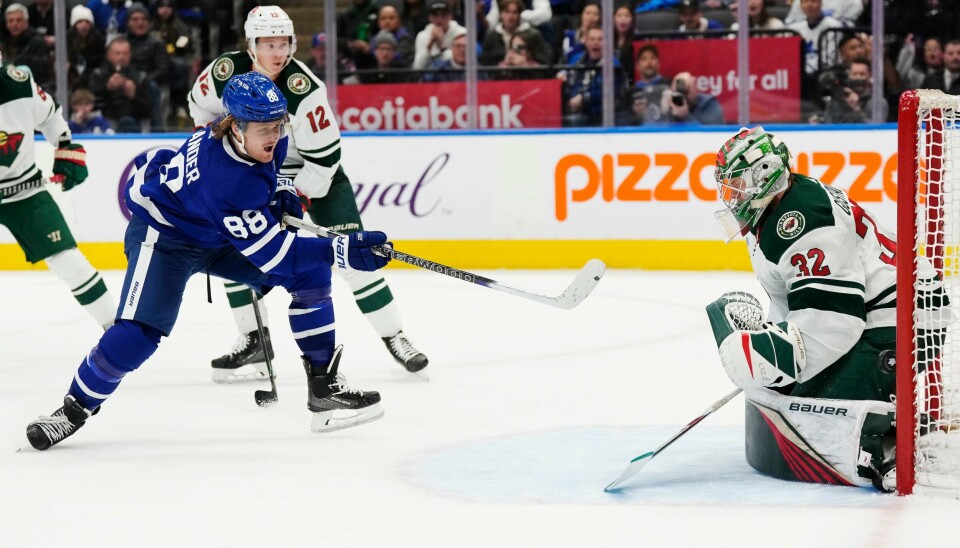 Toronto Maple Leafs' William Nylander scorer det avgjørende målet mot Minnesota Wild. Toronto Maple Leafs' William Nylander scorer det avgjørende målet mot Minnesota Wilds Filip Gustavsson. Foto: Frank Gunn / The Canadian Press / AP / NTB