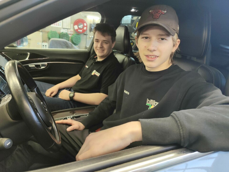 Filip (bakerst) og Erlend liker å gå bilfag på Gand videregående skole. Der får de skru på biler hver dag. Filip (bakerst) og Erlend liker å gå bilfag på Gand videregående skole. Der får de skru på biler hver dag.