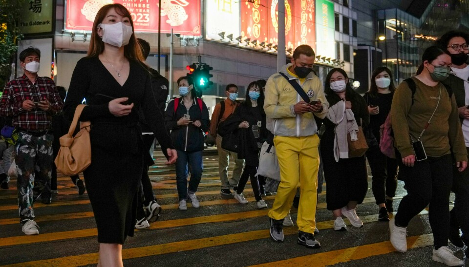 Hongkongkinesere har i tre år måttet bruke munnbind på offentlige steder, men fra onsdag blir påbudet droppet. Hongkongkinesere har i tre år måttet bruke munnbind på offentlige steder, men fra onsdag blir påbudet droppet. Foto: Andy Wong / AP / NTB