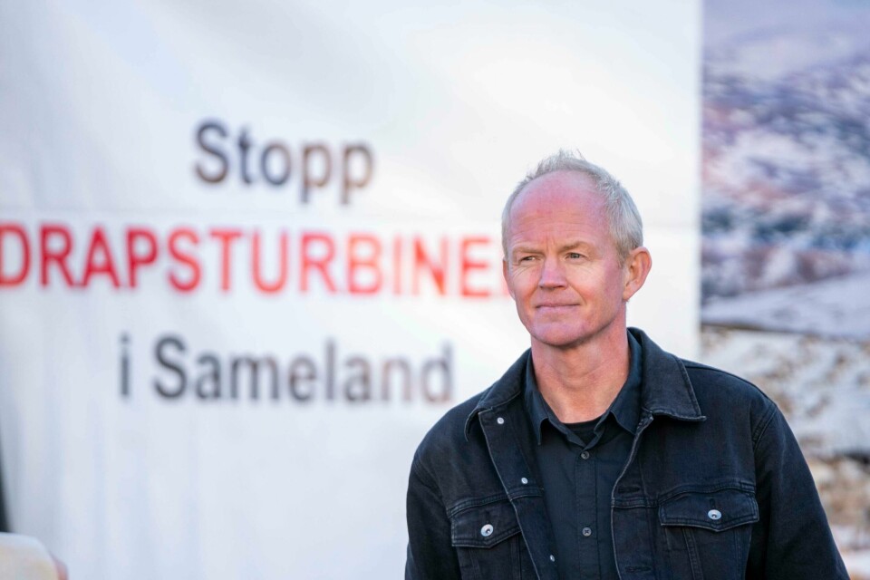 SVs Lars Haltbrekken under en stor markering av ettårsdagen for den historiske Fosen-dommen. Nok en gang krever SVs Lars Haltbrekken at vindparkene i reindriftsområdene på Fosen fjernes. Det er 500 dager siden Høyesterett slo fast at byggingen av vindparkene skjedde i strid med urfolks rettigheter. Foto: Terje Pedersen / NTB