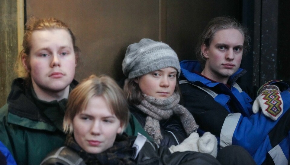 Greta Thunberg har sluttet seg til aksjonistene fra Natur og ungdom og Norske Samers Riksforbund Nuorat som blokkerer inngangene til Olje- og energidepartementet mandag morgen. Bakgrunn for aksjonen er at vindturbinene på Fosen, som Høyesterett har sagt at er ulovlige, ikke er revet. Greta Thunberg (midt i bildet) har sluttet seg til aksjonistene fra Natur og ungdom og Norske Samers Riksforbund Nuorat som blokkerer inngangene til Olje- og energidepartementet mandag morgen. Foto: Ole Berg-Rusten / NTB