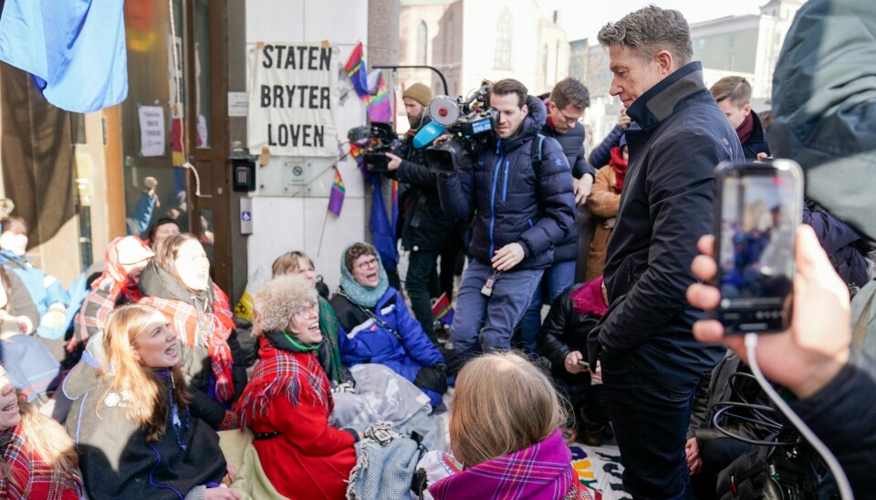 Aksjonist og artist Ella Marie Hætta Isaksen ga klar beskjed til olje- og energiminister Terje Aasland da han møtte Fosen-aksjonistene tirsdag: – Du sitter her og prater tomprat. Olje- og energiminister Terje Aasland snakker med aksjonister fra Natur og ungdom og Norske Samers Riksforbund Nuorat. Foto: Stian Lysberg Solum / NTB