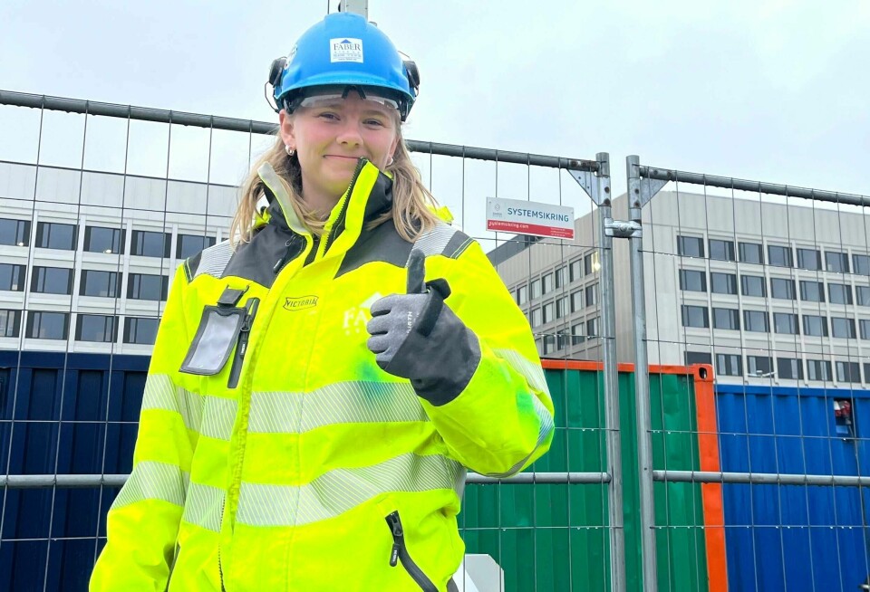 Tiril Skov Aksnes (18) valgte tømrerfag da hun startet på videregående skole, og nå er hun med å bygge nye SUS som lærling. Tiril Skov Aksnes (18) valgte tømrerfag da hun startet på videregående skole, og nå er hun med å bygge nye SUS som lærling.
