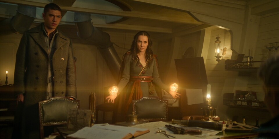 Alina (Jessie Mei Li) og Mal (Archie Renaux) er ute på reise og leit etter mytiske skapninger i fortsettelsen av fantasy-suksessen «Shadow and Bone» på Netflix. Alina (Jessie Mei Li) og Mal (Archie Renaux) er ute på reise og leit etter mytiske skapninger i fortsettelsen av fantasy-suksessen «Shadow and Bone» på Netflix.