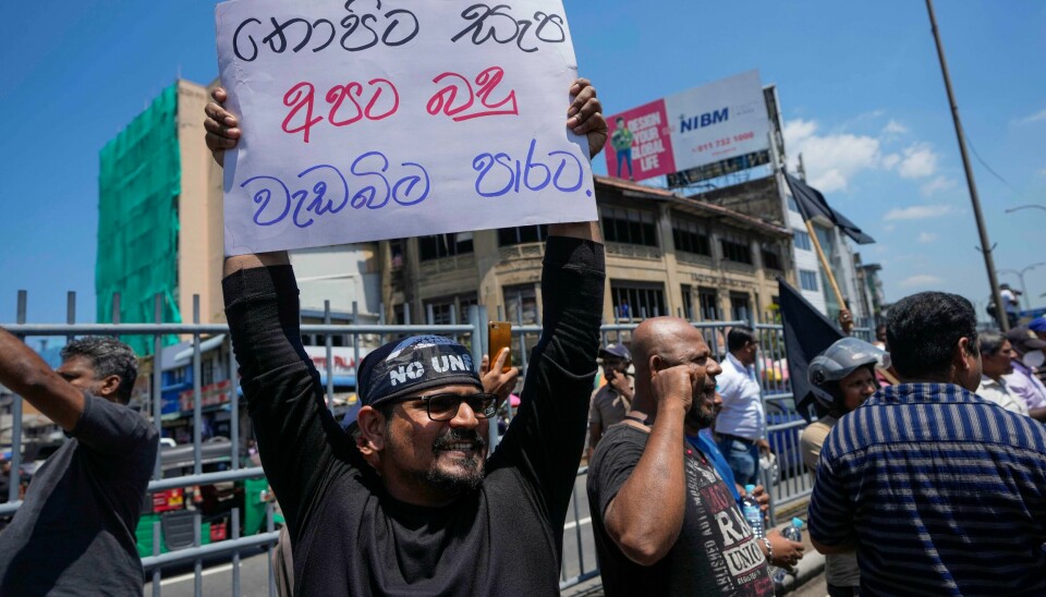 Demonstranter roper slagord og viser plakater med protestbudskap mot den srilankiske regjeringens skatteøkninger. Regjeringen har tirsdag lagt ned forbud mot streik i flere viktige sektorer, dagen før en planlagt storstreik. Demonstranter roper slagord og viser plakater med protestbudskap mot den srilankiske regjeringens skatteøkninger. Regjeringen har tirsdag lagt ned forbud mot streik i flere viktige sektorer, dagen før en planlagt storstreik. Foto: Eranga Jayawardena / AP / NTB