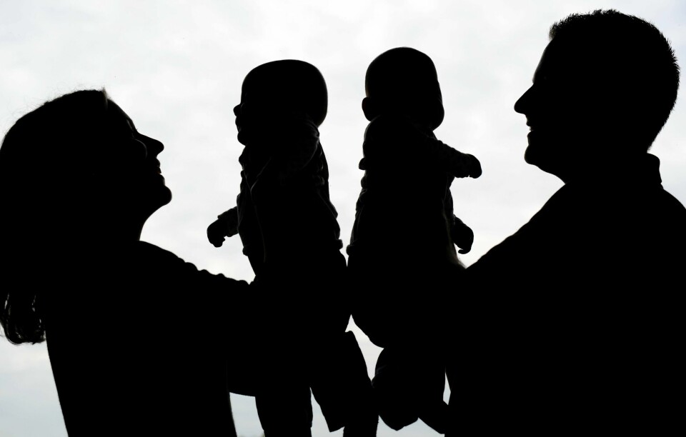«Vi trenger et hjemmebasert omsorgstilbud i hele Norge. Det hadde vært smart, rettferdig og godt forankret faglig sett», skriver Beate Louise Lien. Illustrasjonsbilde. Silhuett av familie. Foreldre med tvillinger. Barndom. Familielykke.Silhouette of a familiy.NB! MODELLKLARERT