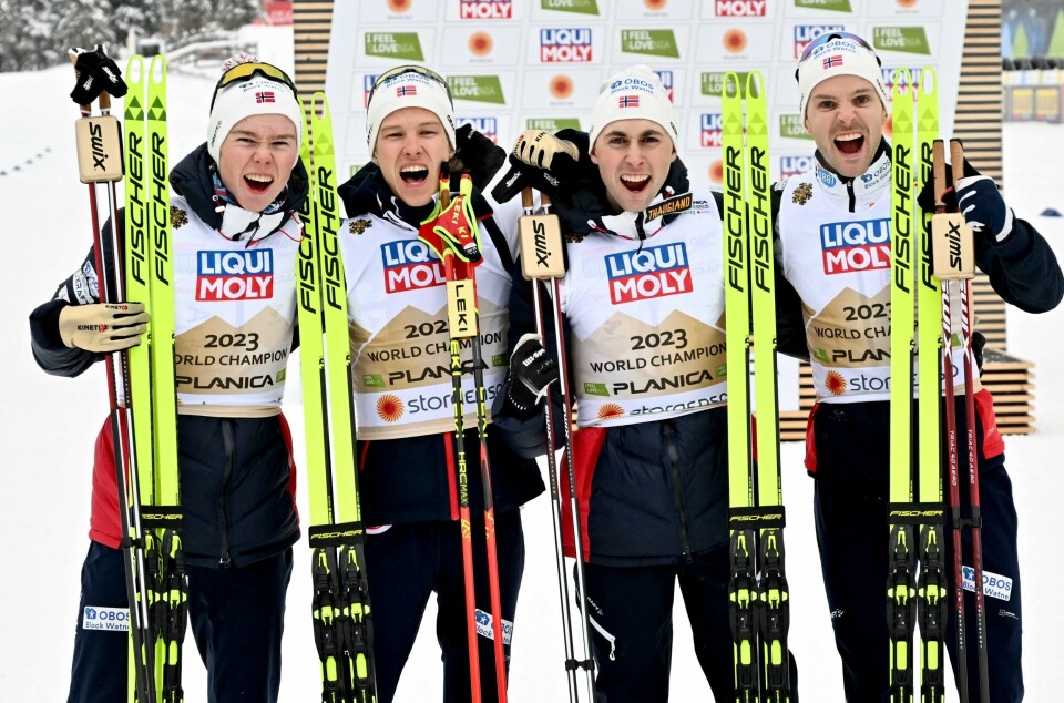 Jarl Magnus Riiber briljerte da Norge sikret et nytt kombinertgull i Planica-VM. Han danset inn til triumf, men måtte vente på juryens beslutning etter målgang. Da kunne Jens Lurås Oftebro, Espen Andersen, Jarl Magnus Riiber og Jørgen Graabak slippe jubelen løs. Jarl Magnus Riiber briljerte da Norge sikret et nytt kombinertgull i Planica-VM. Han danset inn til triumf, men måtte vente på juryens beslutning etter målgang. Da kunne Jens Lurås Oftebro, Espen Andersen, Jarl Magnus Riiber og Jørgen Graabak slippe jubelen løs.