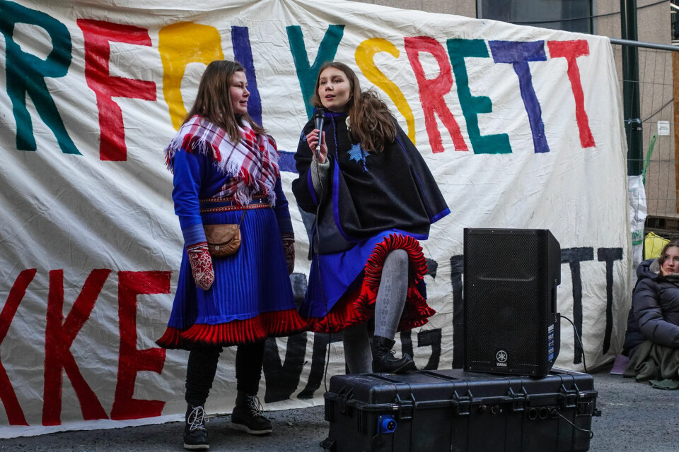 Ella Marie Hætta Isaksen (til høyre) holder appell under Fosen-aksjonen. Her sammen med Elle Rávdná Näkkäläjärvi. Ella Marie Hætta Isaksen, Fosen-aksjonen.