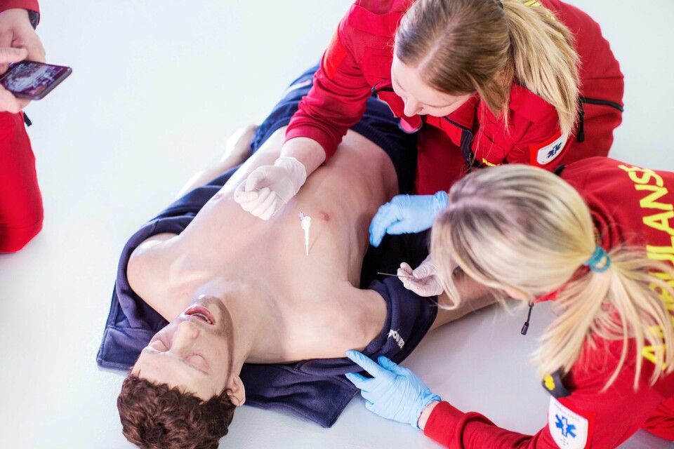 Bachelor i paramedisin ved UiS har svært fornøyde studenter. (f.v. Nina Vatland og Alet Thorsen(ambulansefagarbeider SUS)) Bachelor i paramedisin ved UiS har svært fornøyde studenter. (f.v. Nina Vatland og Alet Thorsen(ambulansefagarbeider SUS))
