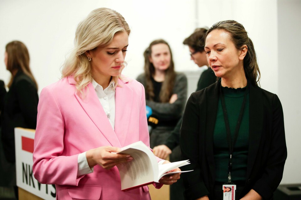 Justisminister Emilie Enger Mehl mottok ny rapport om vold og voldtekter i Norge. Her sammen med ansvarlig seniorforsker Maria Teresa Grønning Dale. .