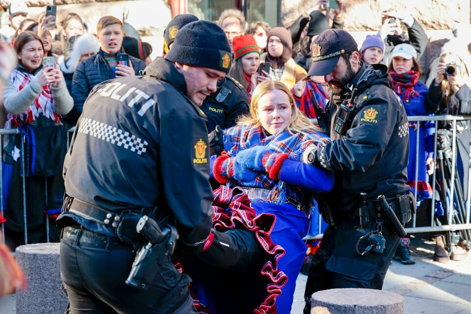 Aksjonister som blir båret bort av politet da de torsdag fortsatte sine demonstrasjoner i regjeringskvartalet i protest mot at vindturbinene på Fosen, som Høyesterett har sagt at er ulovlige, ikke er revet. Oslo 20230302. Aksjonister som blir båret bort av politet da de torsdag fortsatte sine demonstrasjoner i regjeringskvartalet i protest mot at vindturbinene på Fosen, som Høyesterett har sagt at er ulovlige, ikke er revet.Foto: Alf Simensen / NTB