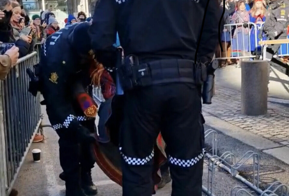 Politiet fjerner aksjonister. Politiet fjerner aksjonister.