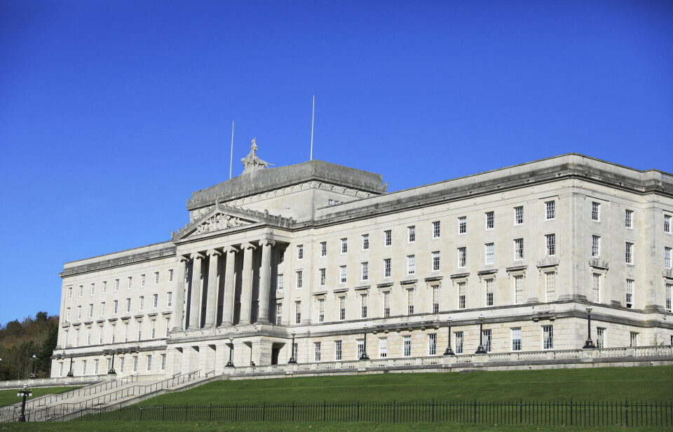 Siden februar 2022 har provinsregjeringen og forsamlingen i Nord-Irland vært suspendert. Selvstyreforsamlingen holder til i bygningen i Stormont, Belfast. Siden februar 2022 har provinsregjeringen og forsamlingen i Nord-Irland vært suspendert. Selvstyreforsamlingen holder til i bygningen i Stormont, Belfast.