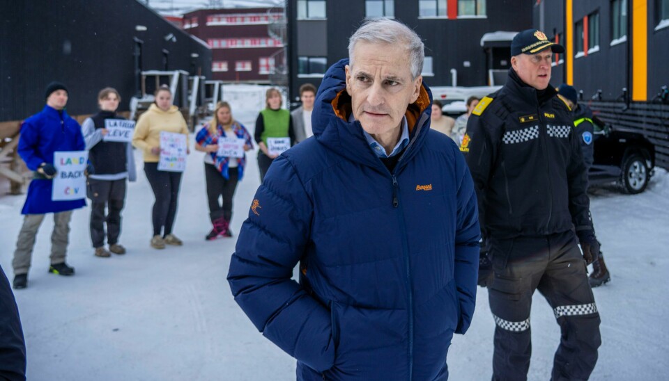 Statsminister Jonas Gahr Støre ble møtt av Fosen-demonstranter på Svalbard folkehøgskole torsdag. Støre åpnet folkehøgskolen, som har fått et nytt bygg i Longyearbyen. Statsminister Jonas Gahr Støre ble møtt av Fosen-demonstranter på Svalbard folkehøgskole torsdag. Støre åpnet folkehøgskolen, som har fått et nytt bygg i Longyearbyen.Foto: Ole Berg-Rusten / NTB