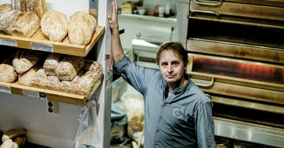 – Jeg fatter ikke hvorfor politikerne somler sånn, sier baker og Ap-medlem Bjørn Engen. Han tror ikke regjeringen forstår alvoret for bakeribransjen. – Jeg fatter ikke hvorfor politikerne somler sånn, sier baker og Ap-medlem Bjørn Engen. Han tror ikke regjeringen forstår alvoret for bakeribransjen.