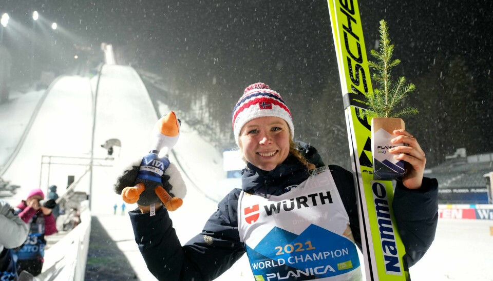 Maren Lundby satte bakkerekord i første omgang og tok VM-sølv i storbakken i Planica onsdag. Hun er tilbake i toppen etter en tøff kamp med helseutfordringer. Maren Lundby jublet for sølvet i storbakkerennet i Planica onsdag. Ifølge hoppsjef Clas Brede Bråthen er hun tidenes største i norsk hoppsport. Foto: Heiko Junge / NTB