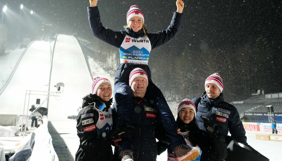 Maren Lundby sammen med Silje Opseth, Thea Minyan Bjørseth, Henning Stensrud og hopptrener Christian Meyer etter at hun tok sølv i storbakken i VM onsdag. Maren Lundby sammen med Silje Opseth, Thea Minyan Bjørseth, Henning Stensrud og hopptrener Christian Meyer etter at hun tok sølv i storbakken i VM onsdag. Foto: Heiko Junge / NTB